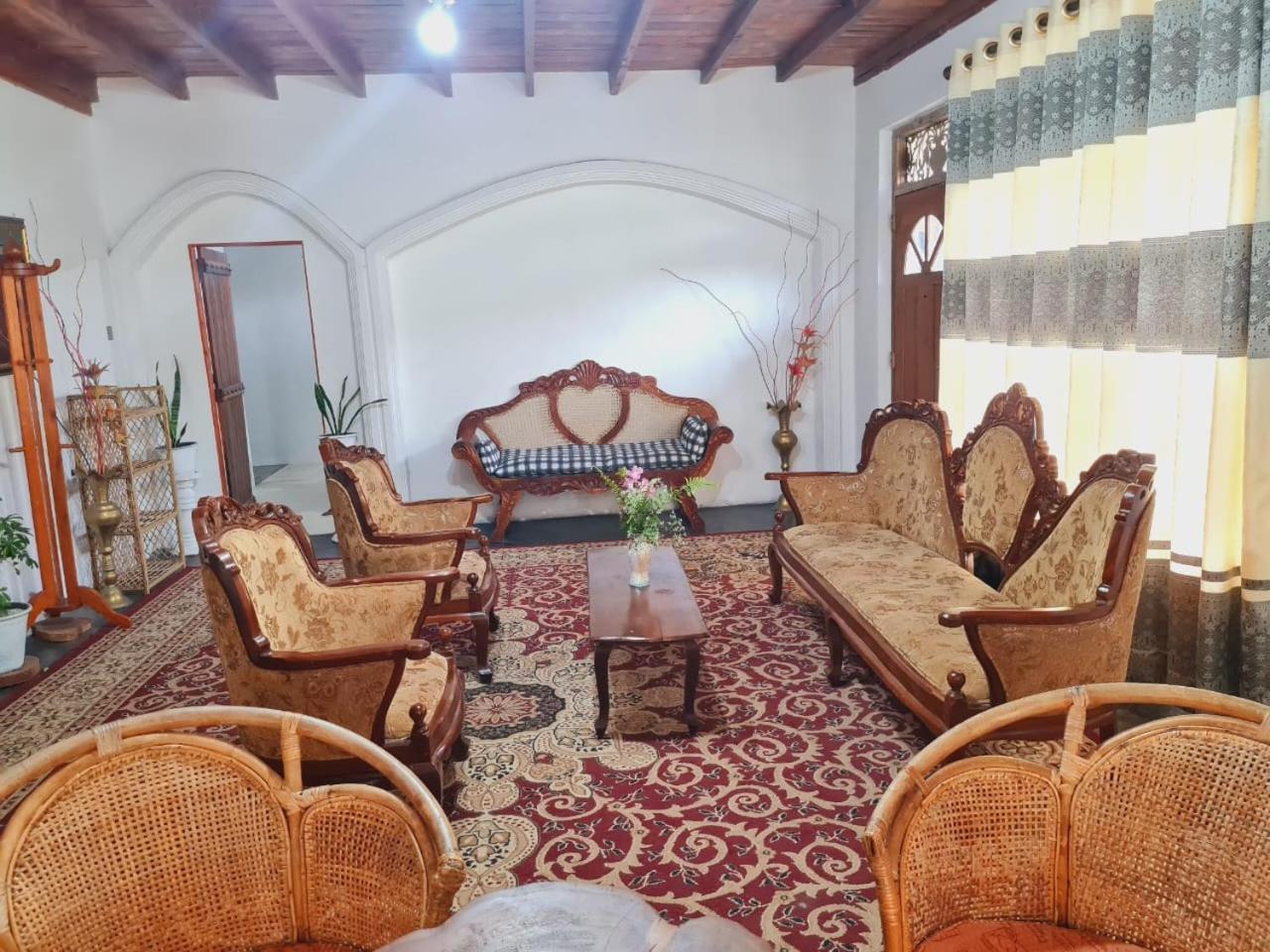 Sasru Holiday Home นูวาราเอลิยา ภายนอก รูปภาพ
